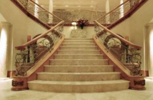 Мраморная лестница: виды и основные преимущества