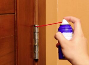 Способы как правильно смазать петли межкомнатной двери